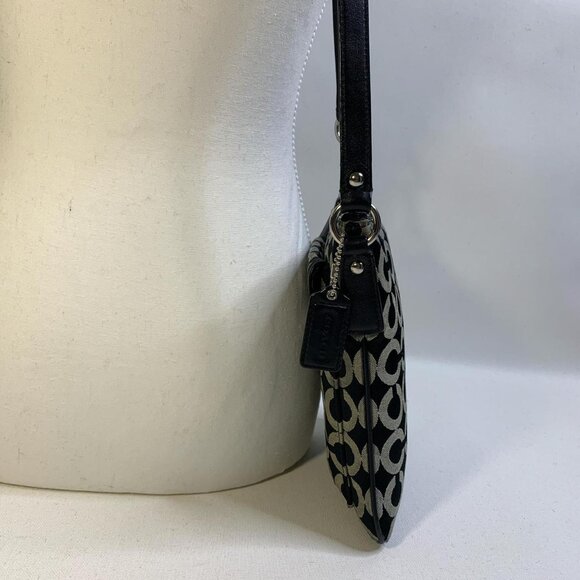 Classic **Coach** crossbody featuring the - Picture 5 of 7